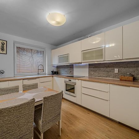 Huge Apartment Next To Train Station Close To The City Center Bratislava Ngoại thất bức ảnh