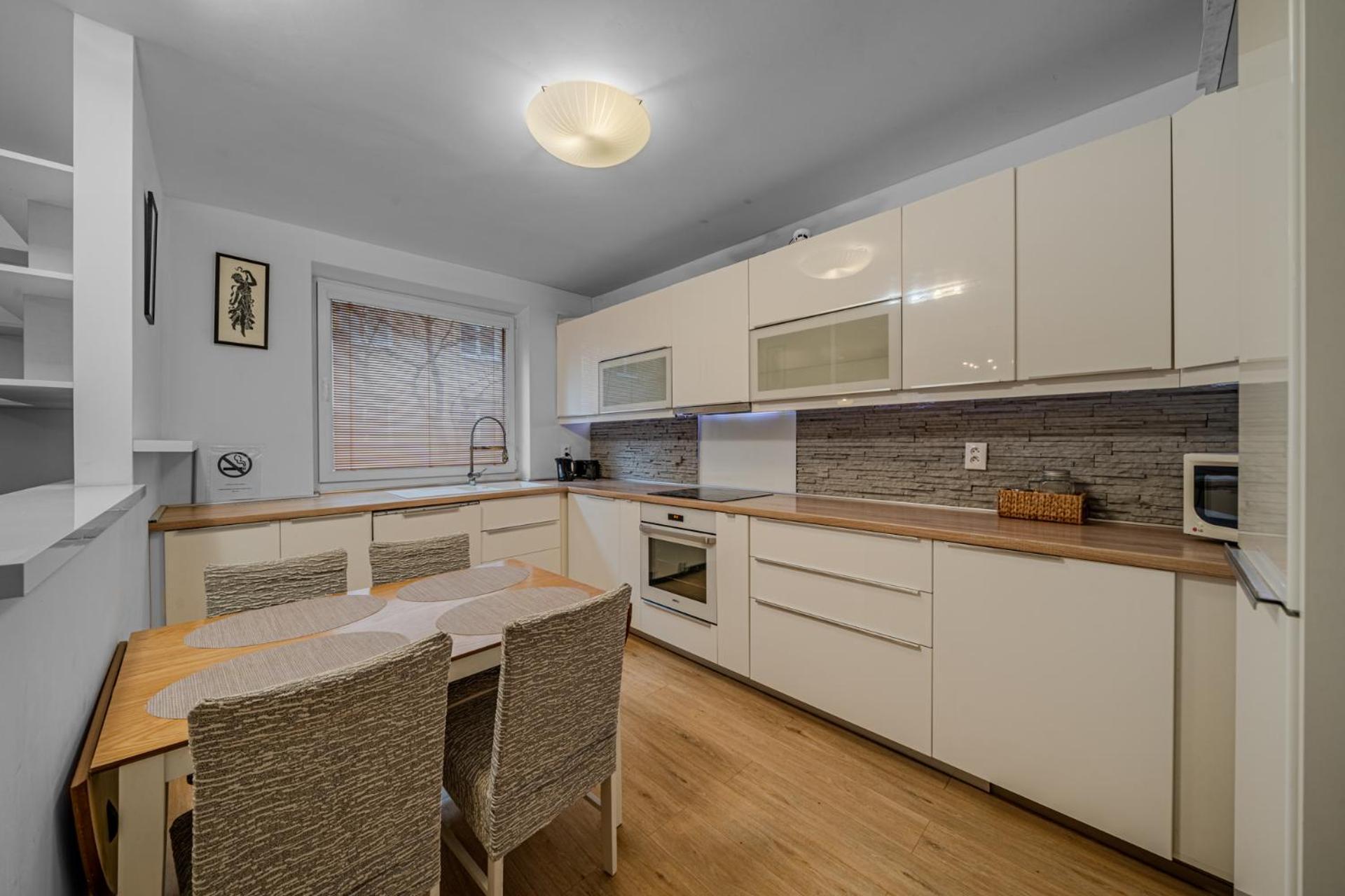 Huge Apartment Next To Train Station Close To The City Center Bratislava Ngoại thất bức ảnh